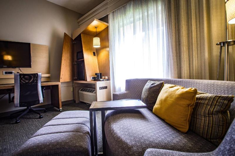 King Room with Sofa Bed - Hearing Accessible image 4