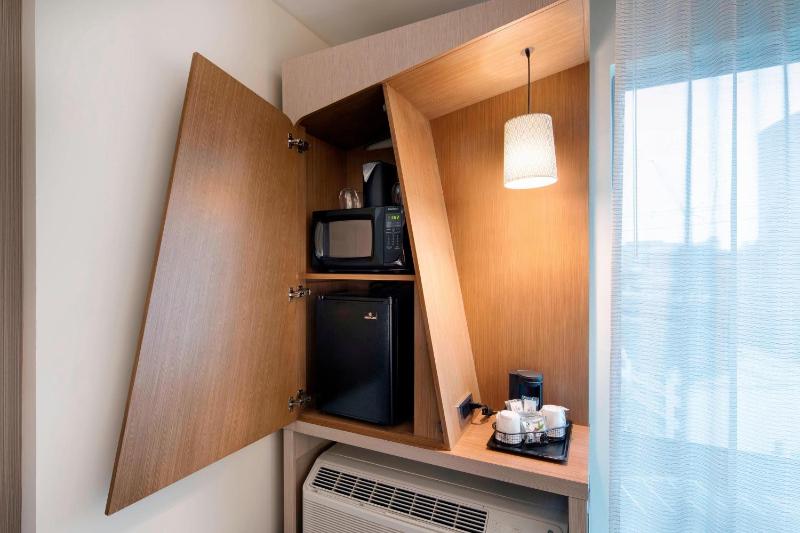 Guest room, 1 King, City view, Balcony image 2