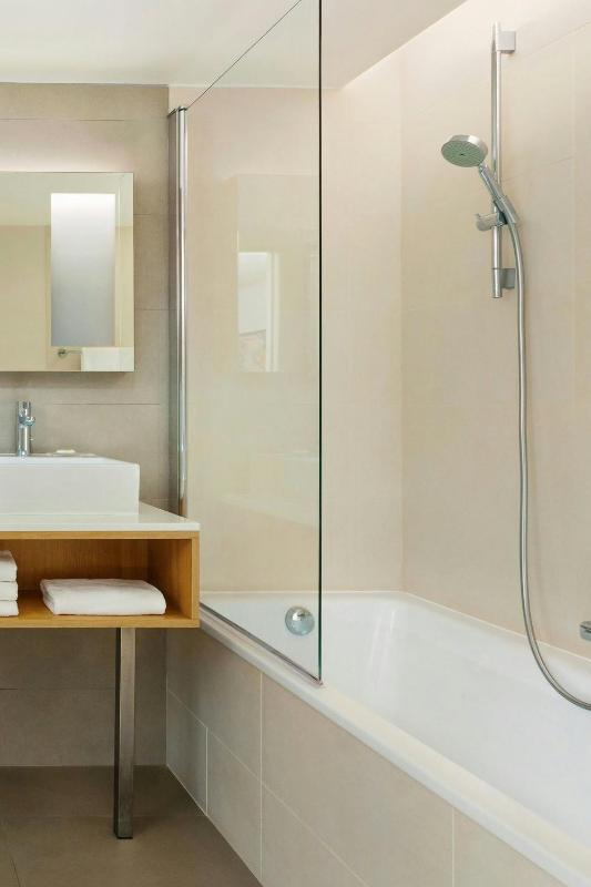 Superior Twin Room with Balcony image 2