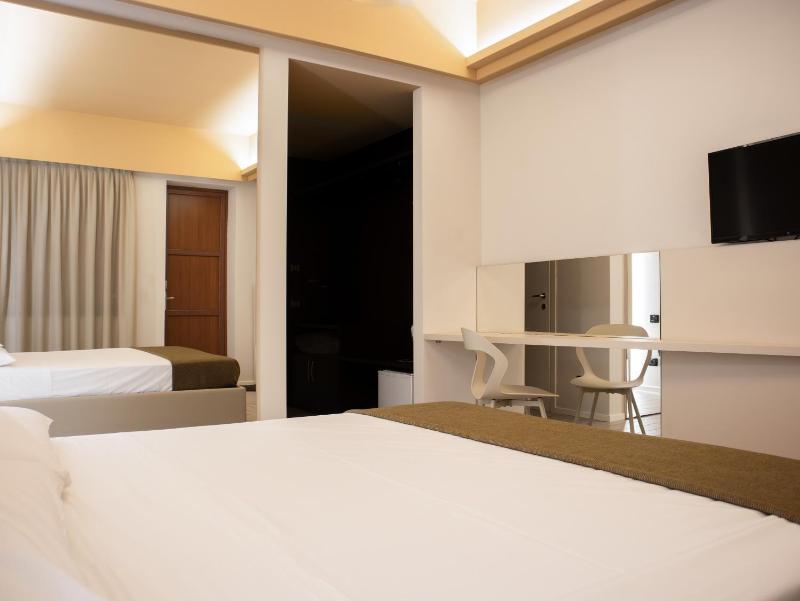 Double Room image 3