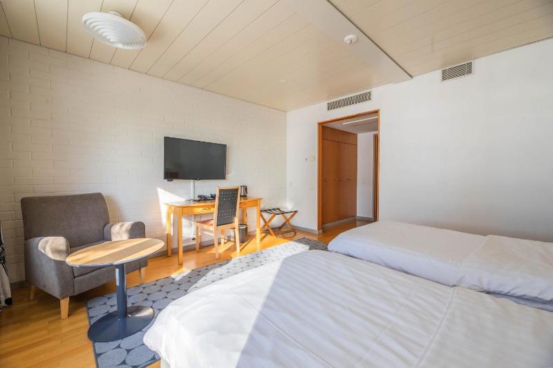 Standard Twin Room with Sea View image 3
