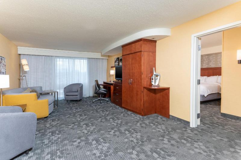 One-Bedroom King Suite with Sofa Bed image 3