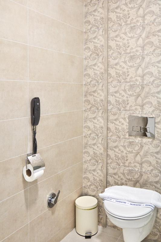 Deluxe Double Room with Extra Bed image 3