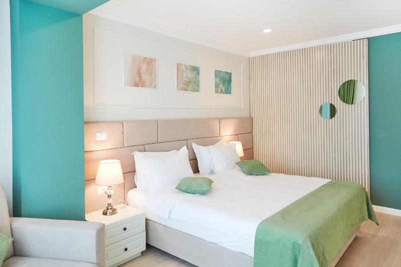 Double Room with Extra Bed image 4