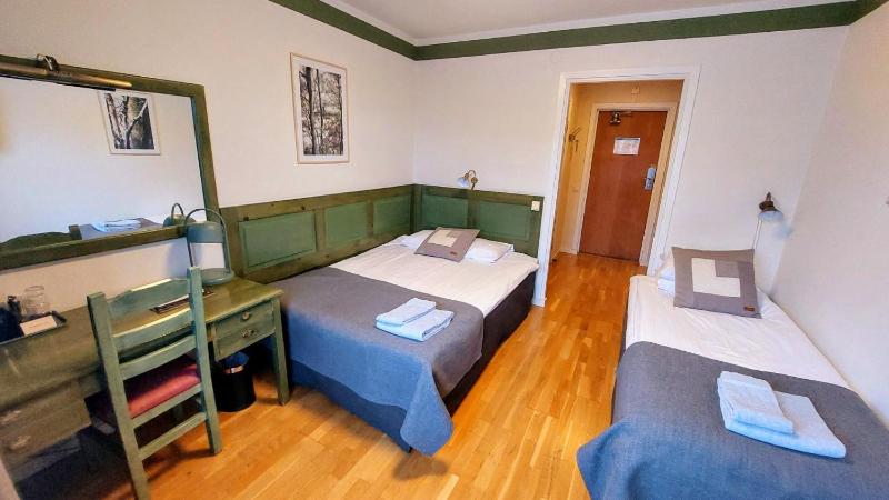 Double Room image 3