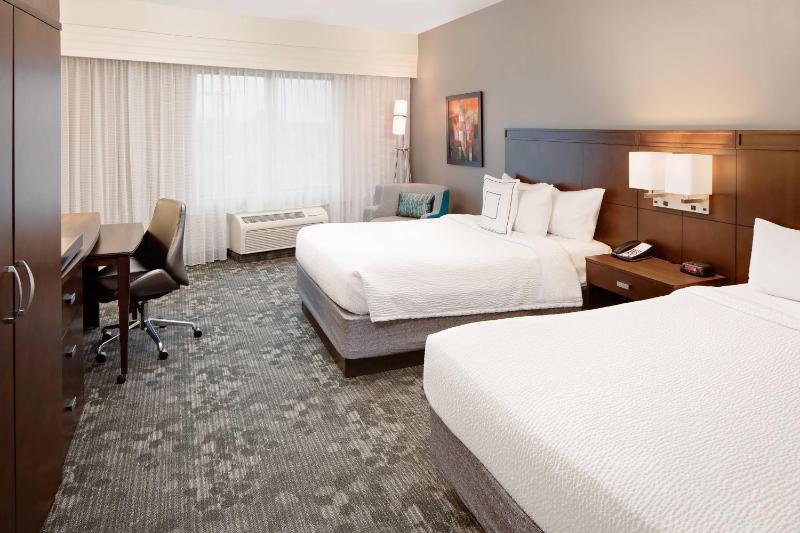 Queen Room with Two Queen Beds image 3