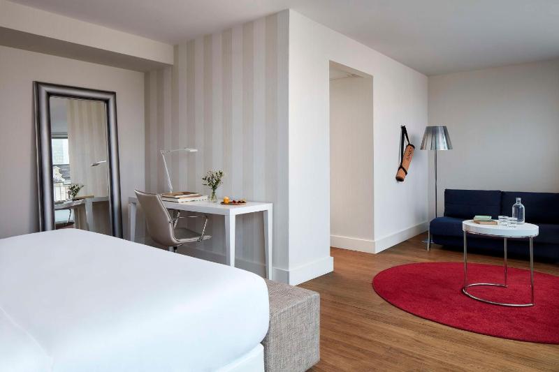 Deluxe Room image 3
