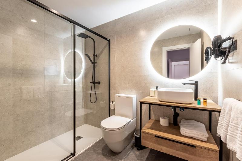 Double Room with Balcony image 2