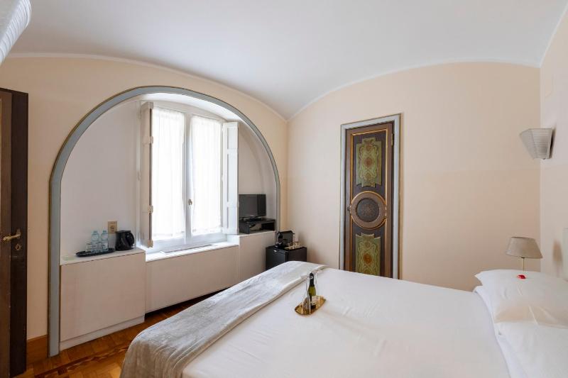 Small Double Room image 4