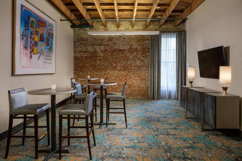 Courtyard by Marriott New Orleans Warehouse Arts District - image 2