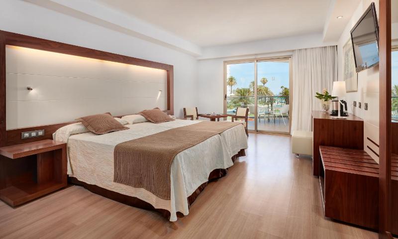 Double Room with Sea View image 2