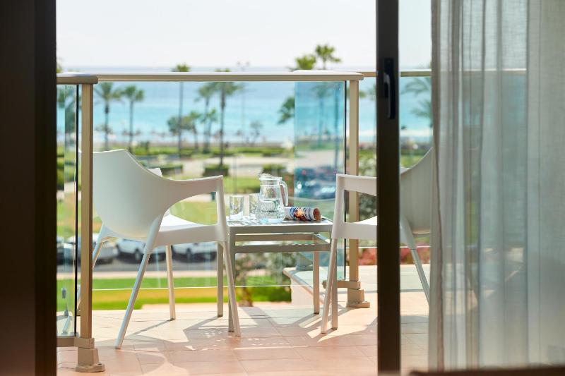 Double Room with Sea View image 4