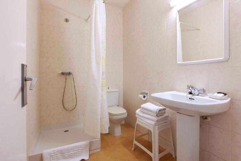 Basic Twin Room with Balcony  image 3