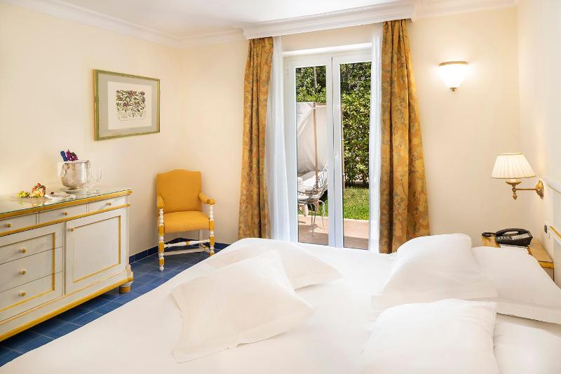 Standard Double or Twin Room with Garden View image 3