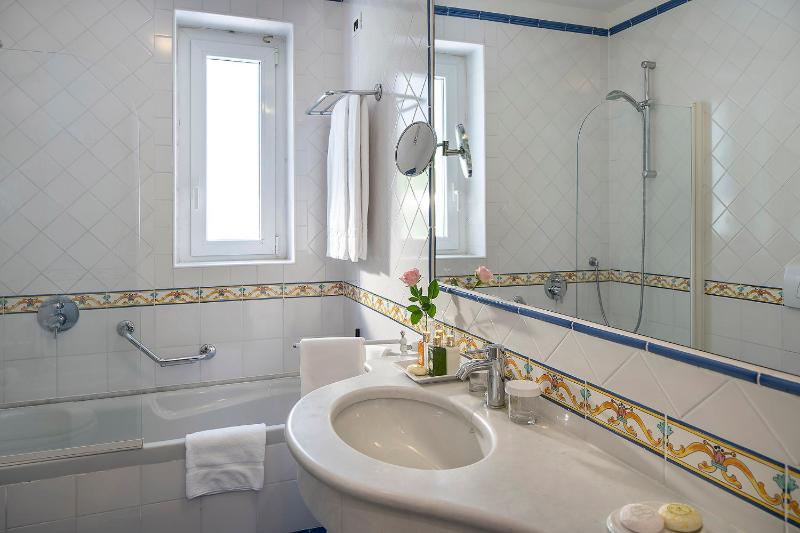 Standard Double or Twin Room with Garden View image 4