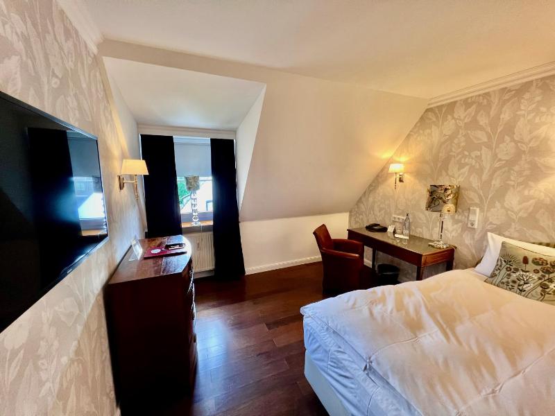 Single Room image 3