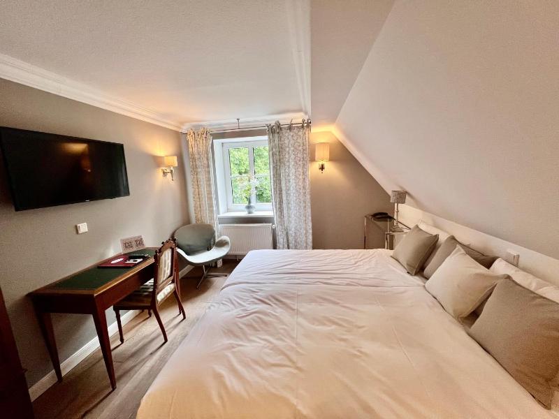 Classic Double Room image 4