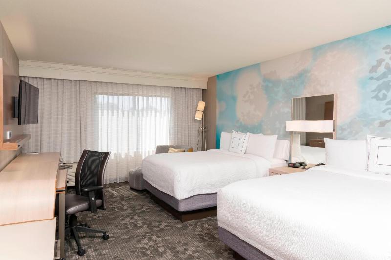 Queen Room with Two Queen Beds image 2