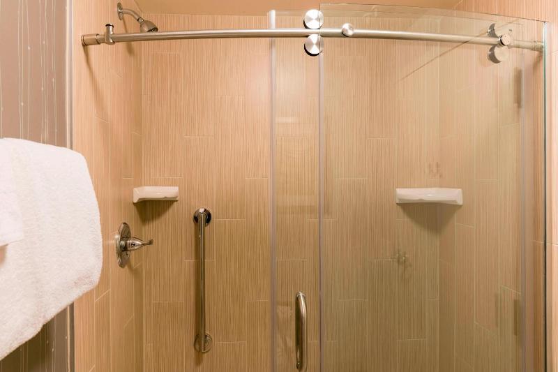 Deluxe King Room with Mountain View - Hearing Accessible image 2