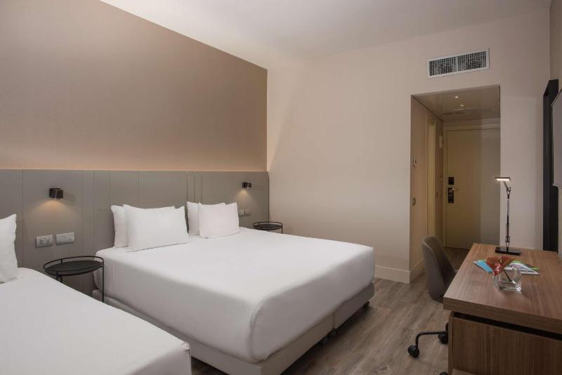 Standard Triple Room image 3