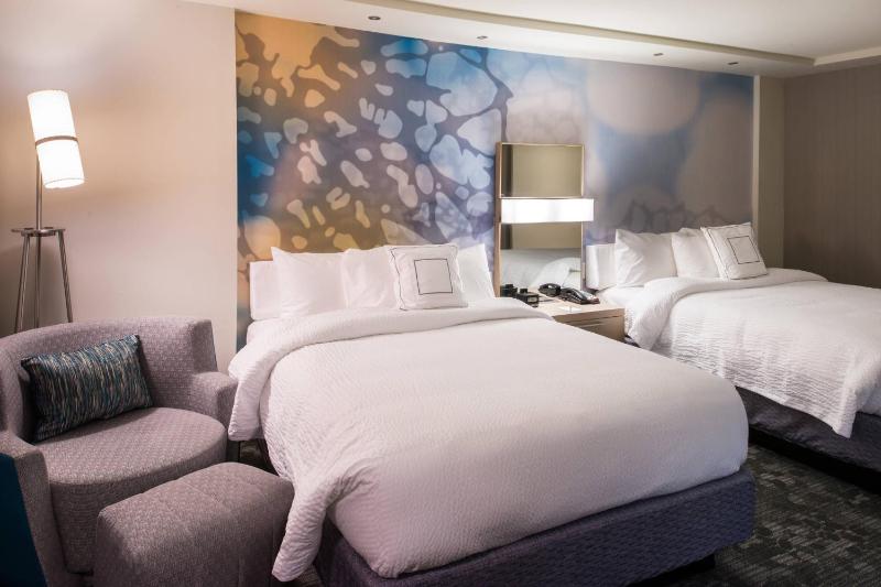 Queen Room with Two Queen Beds image 3