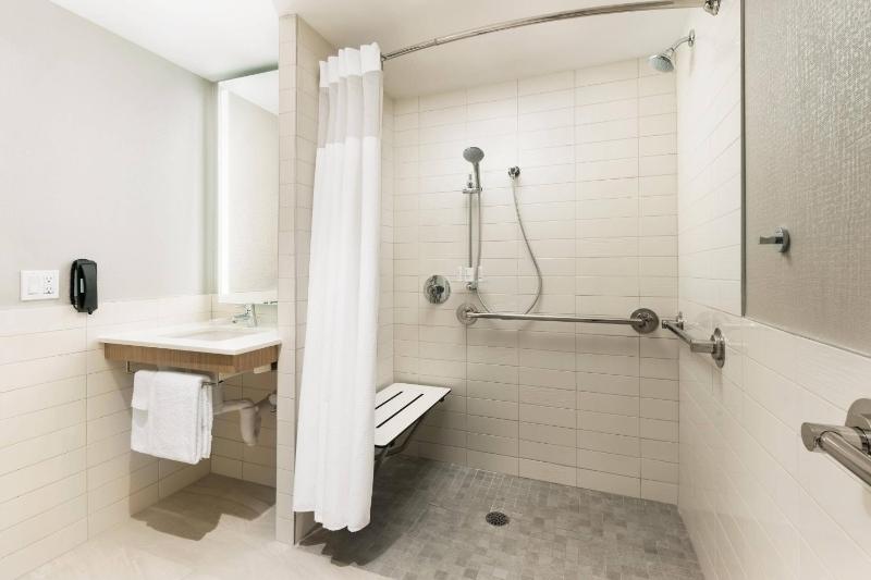 Guest room, 1 King, City view image 2