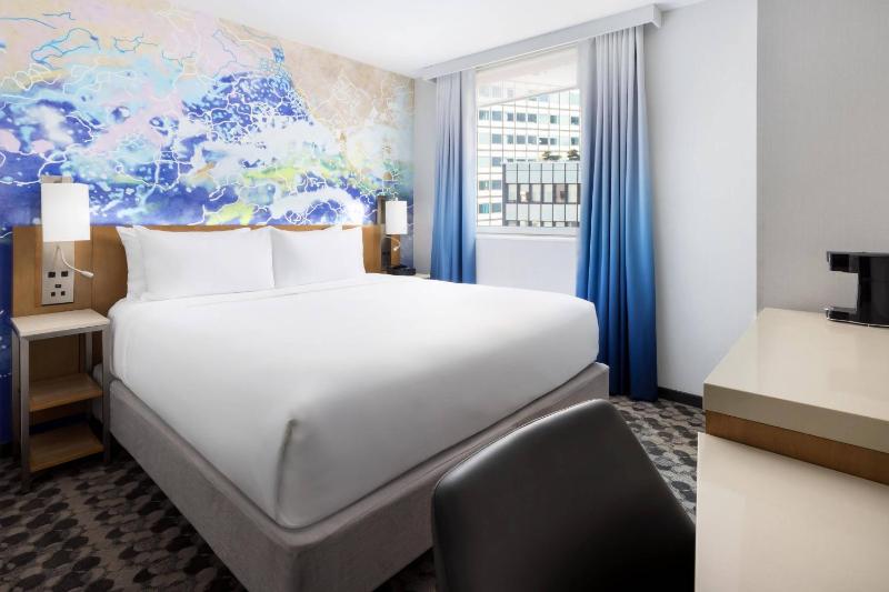 Guest room, 1 King, City view image 1