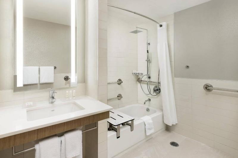Guest room, 2 Double, City view image 2