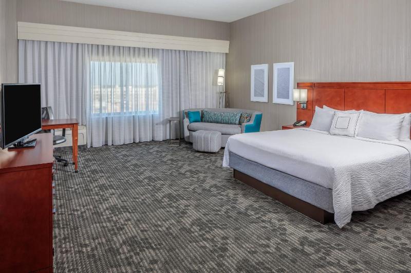 Deluxe King Room with Sofa Bed image 1
