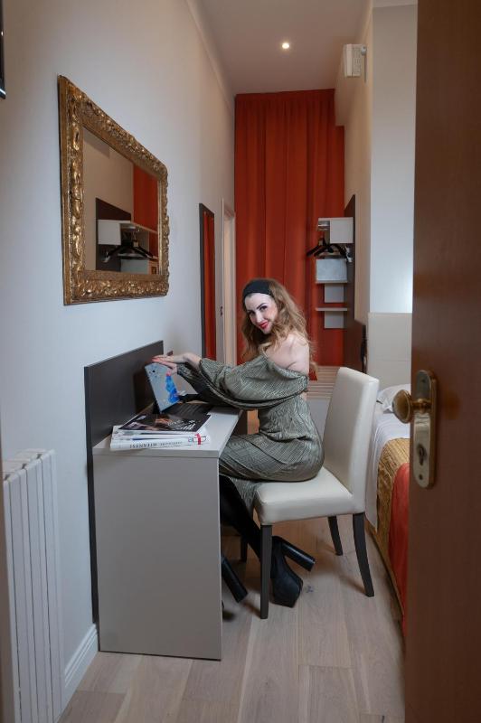 Single Room image 3