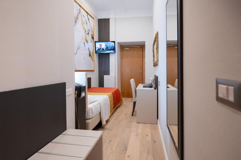 Single Room image 4