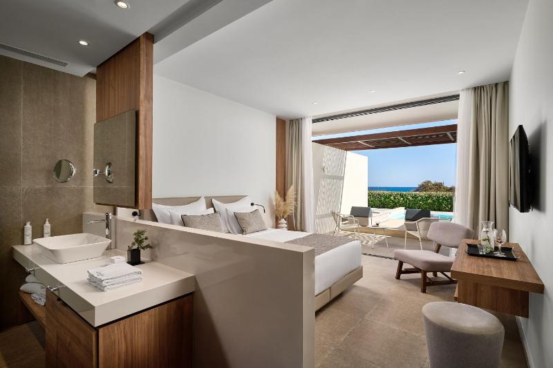 Double Room with Private Pool and Sea View image 4