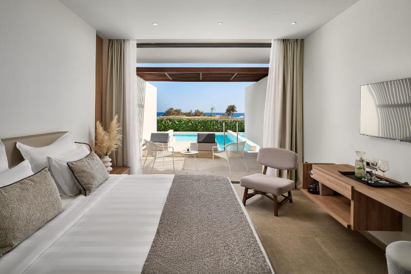 Double Room with Private Pool and Sea View image 1