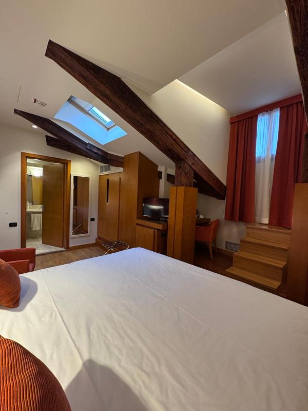 Double Room - Attic image 3