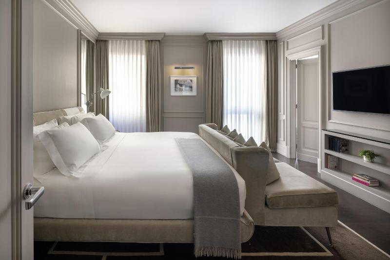 Portrait Suite with River View image 3