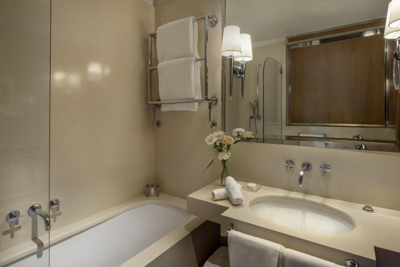 Portrait Suite with River View image 4