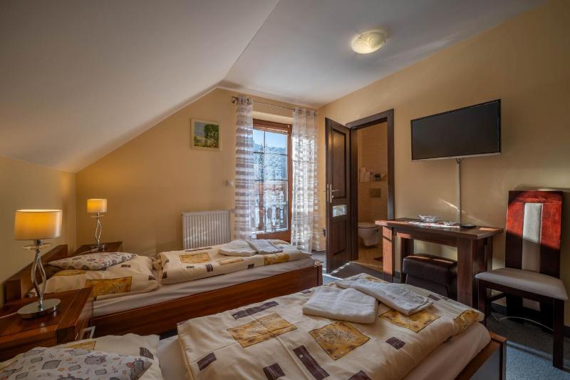 Twin Room with Balcony image 4
