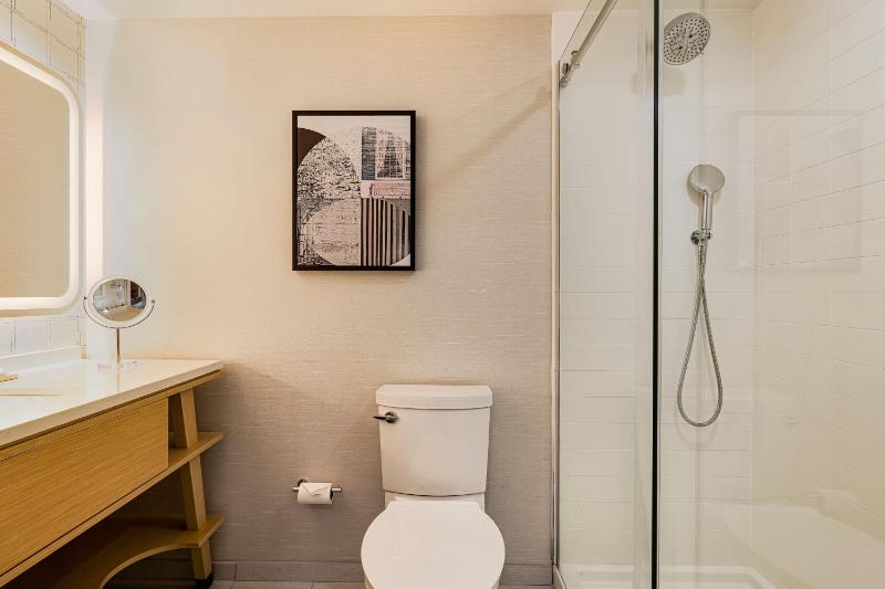 Premium Corner King Room with Skyline View image 2