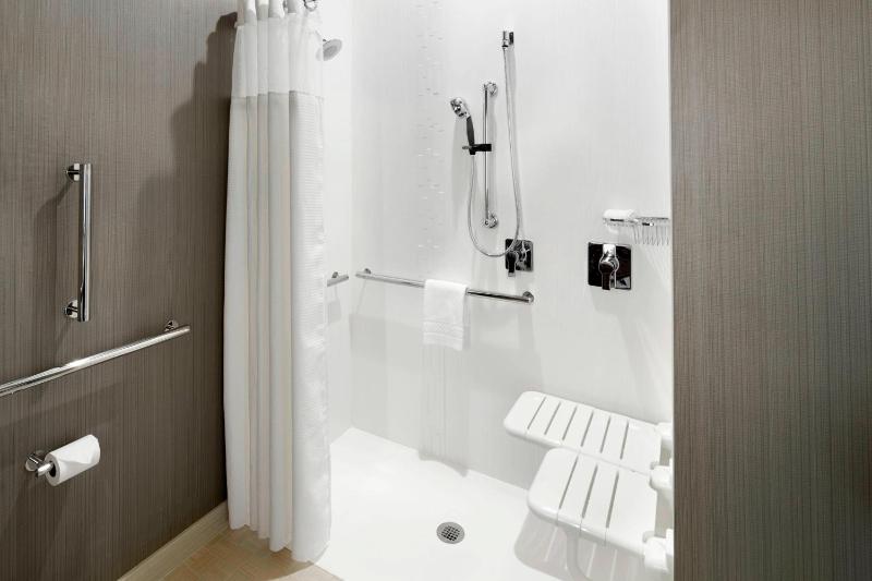 Studio with Two Queen Beds - Hearing Accessible image 3