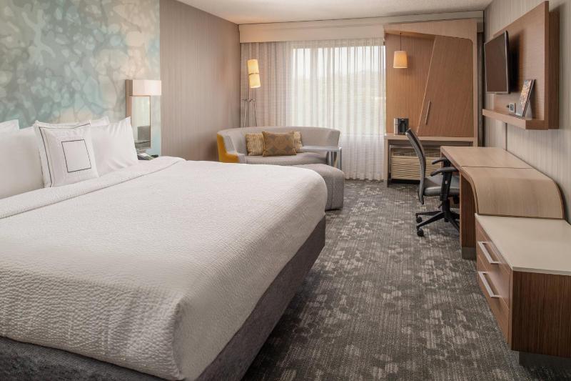 Courtyard by Marriott Portland Airport - image 15