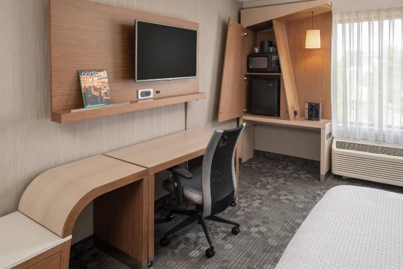 Courtyard by Marriott Portland Airport - image 11