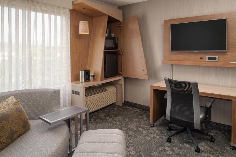 Courtyard by Marriott Portland Airport - image 4