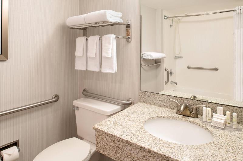 Courtyard by Marriott Portland Airport - image 17
