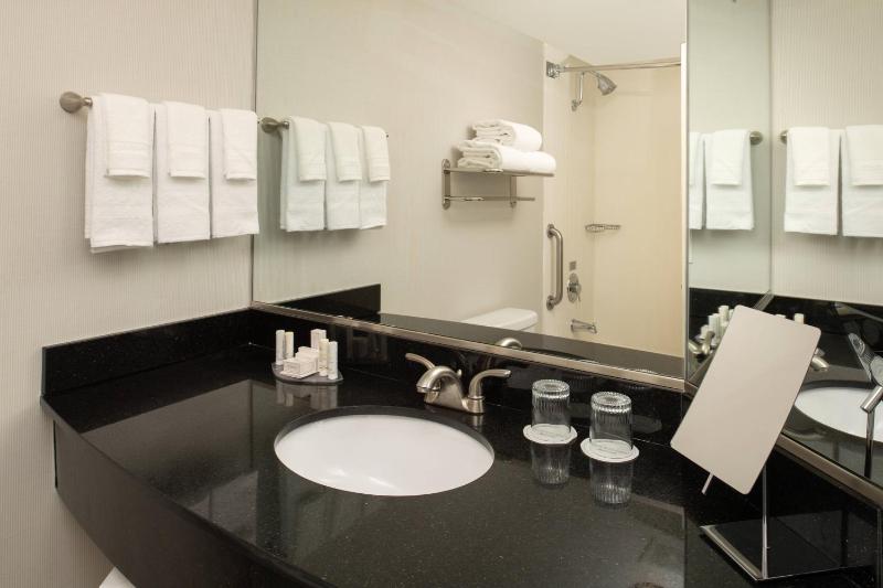 Courtyard by Marriott Portland Airport - image 24