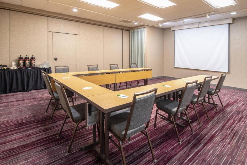 Courtyard by Marriott Portland Airport - image 21