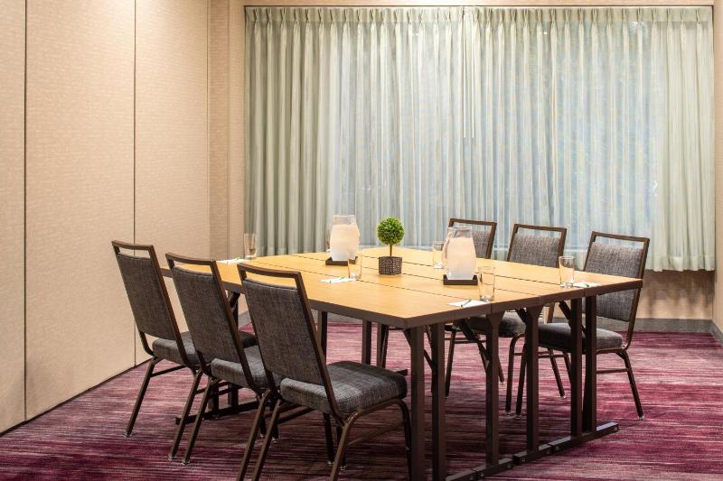 Courtyard by Marriott Portland Airport - image 16