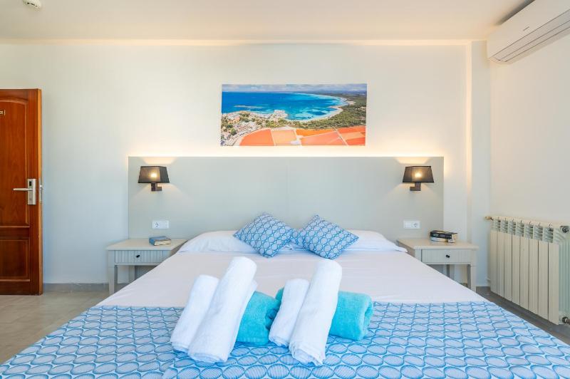 Double or Twin Room with Terrace and Pool View image 4