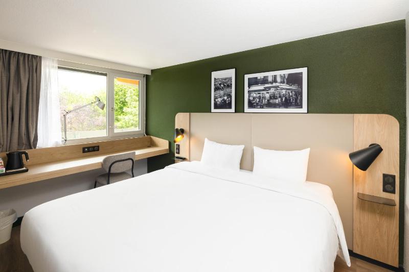 Standard Room 1 Queen Bed image 1