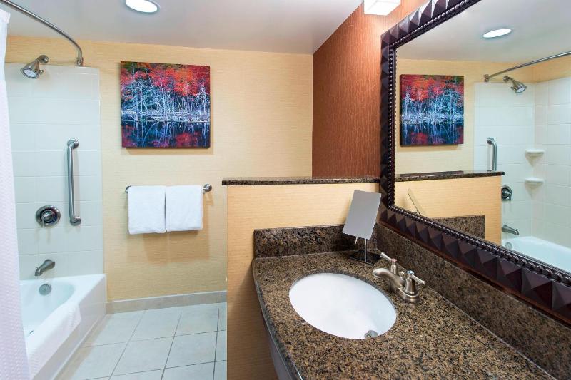 Superior King Room image 4