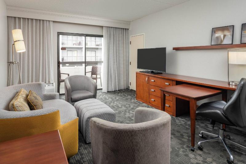 1 Bedroom Suite, 1 King, Sofa bed, Balcony image 4